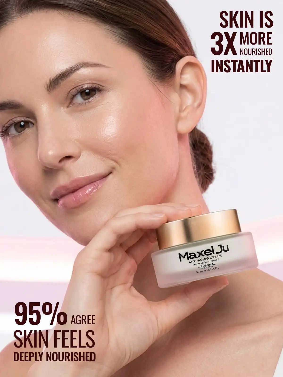 Frau verwendet Maxel JU Anti-Aging Cream