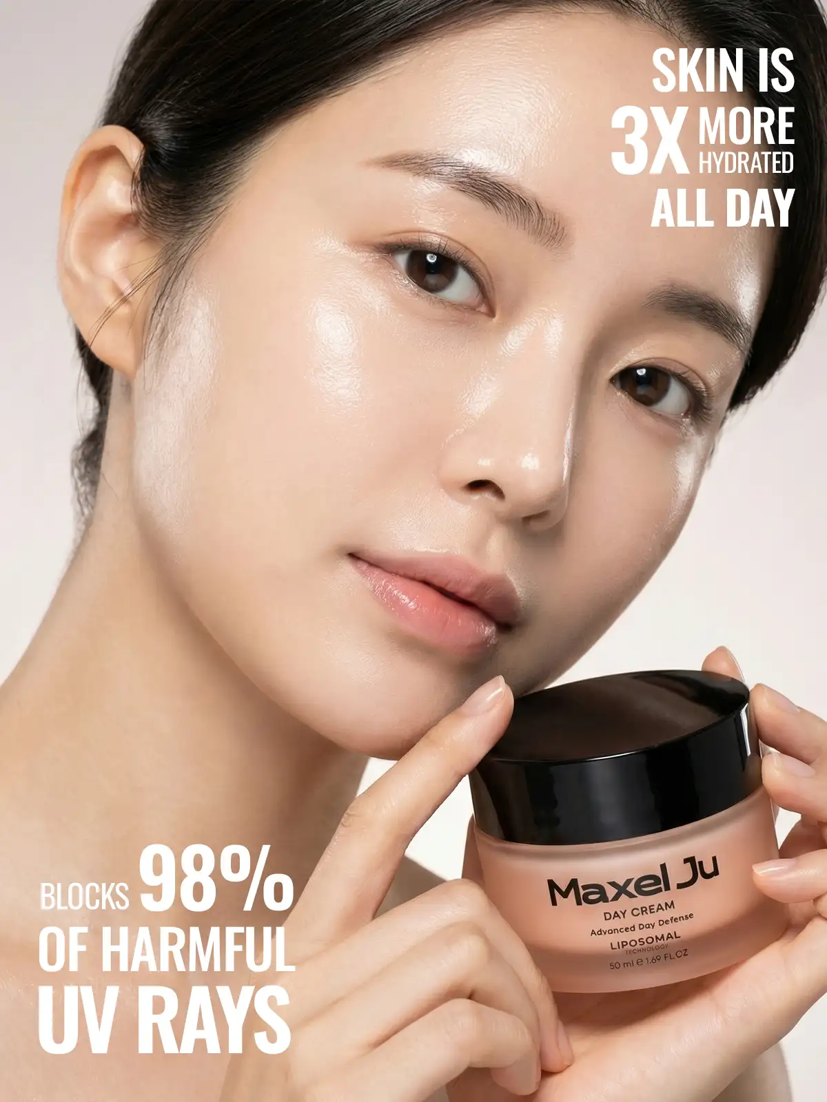 Frau verwendet Maxel JU Day Cream