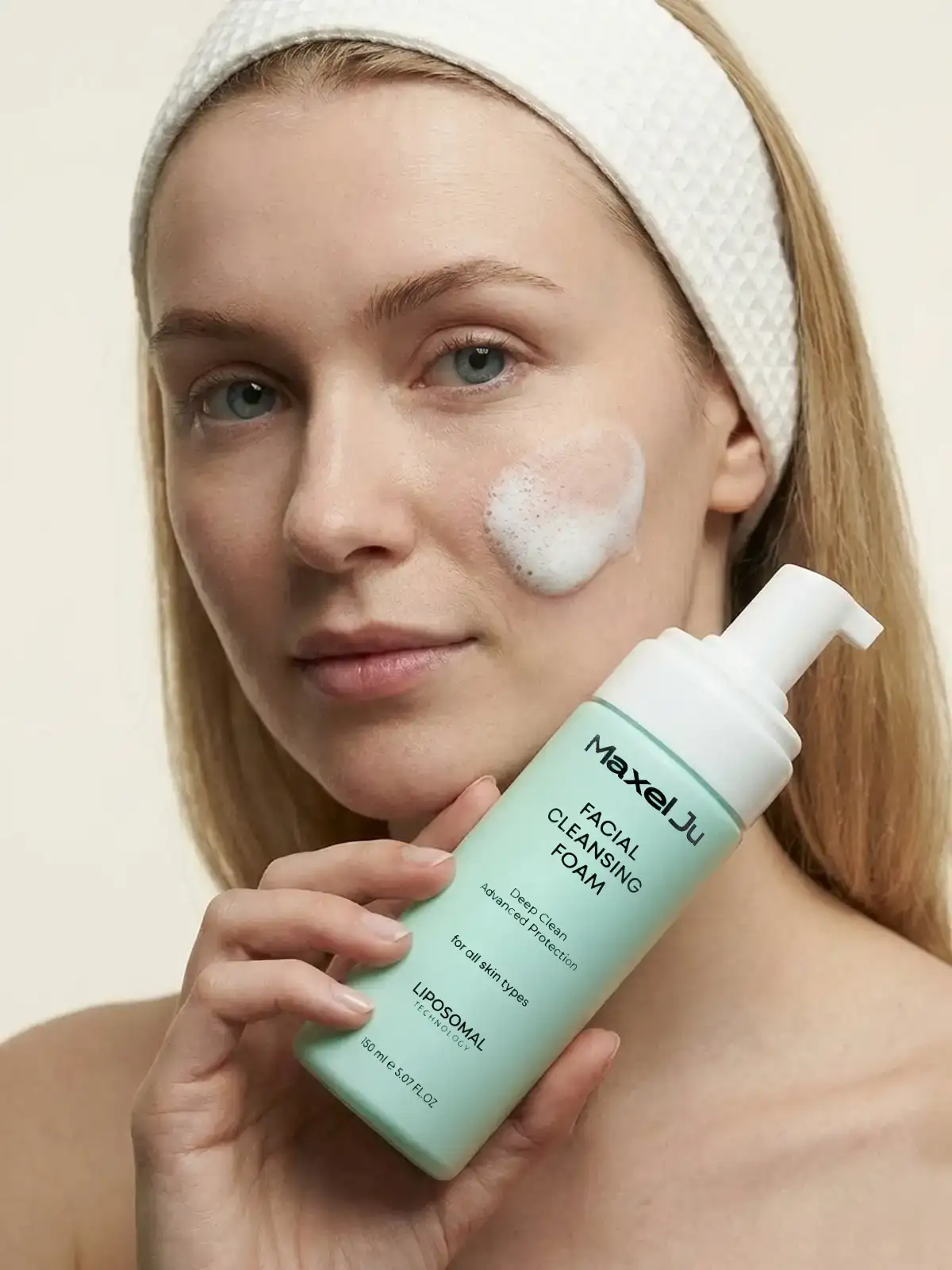 Frau verwendet Maxel JU Facial Cleansing Foam